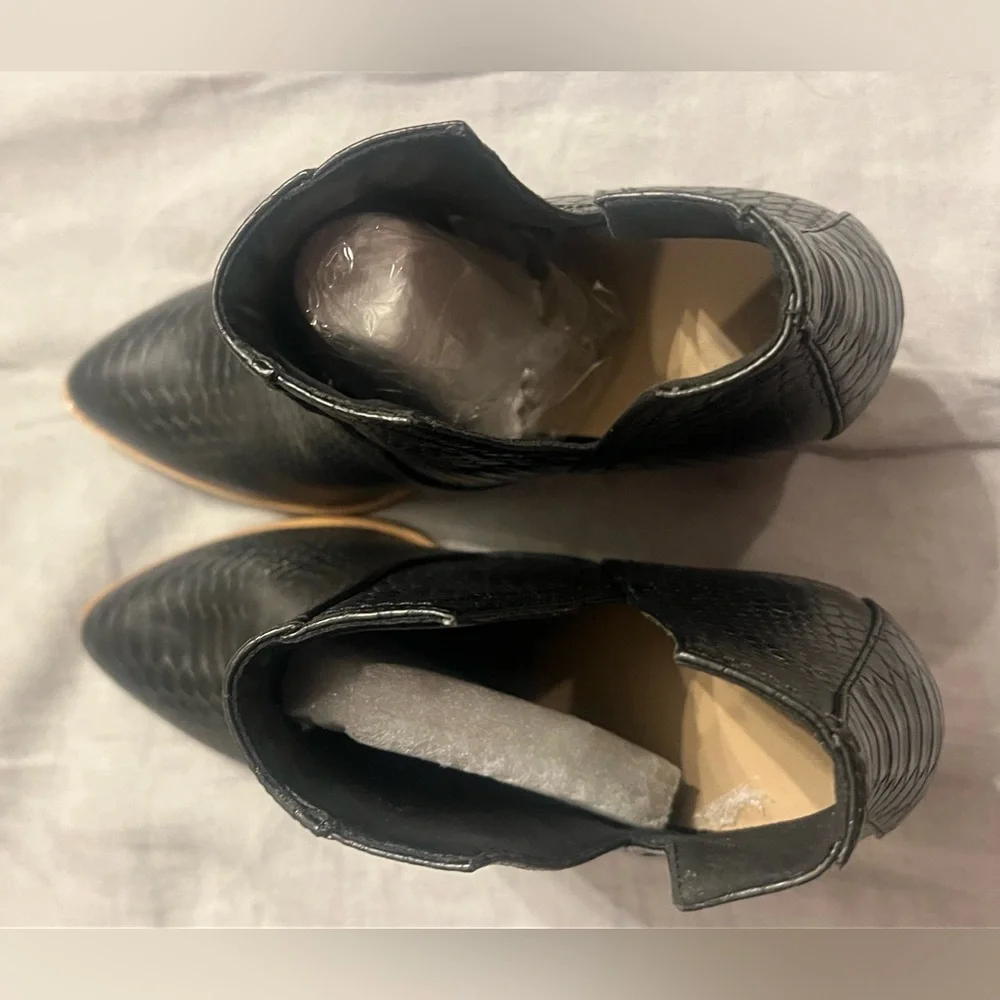 ZBY brand- NEW Womens Black cutout Ankle Booties - Size 11